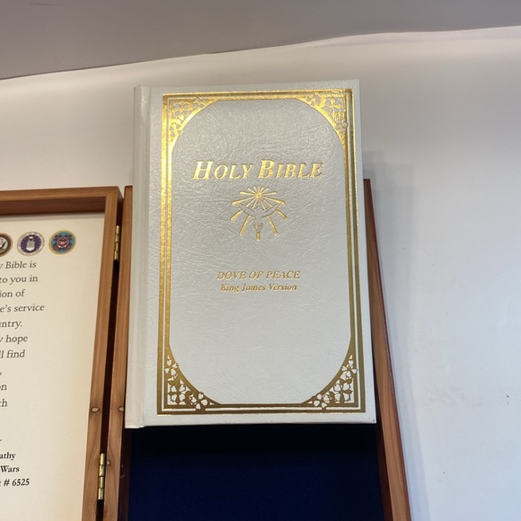 King James Version Holy Bible Dove of Peace,1991 White hardcover with Cedar box - Picture 9 of 16